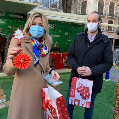 BIB RAMBLA ACOGE DURANTE LAS FIESTAS UN TALLER INFANTIL DE ADORNOS NAVIDEOS CON MATERIAL DE RECICLAJE